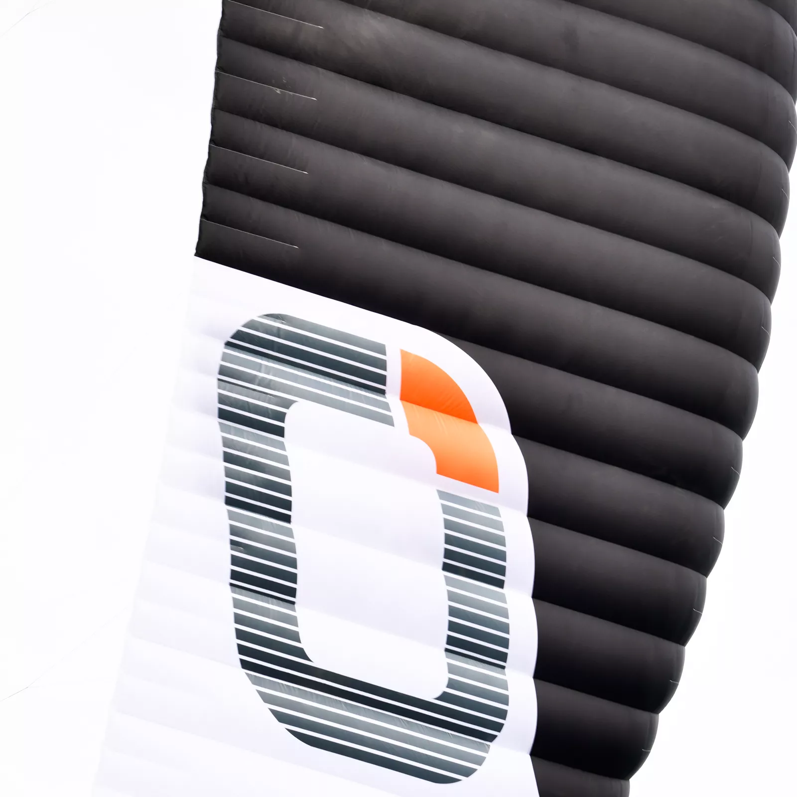 MINI RIBS
Mini Ribs are sewn into the centre of each cell along the trailing edge of all sizes. Thes