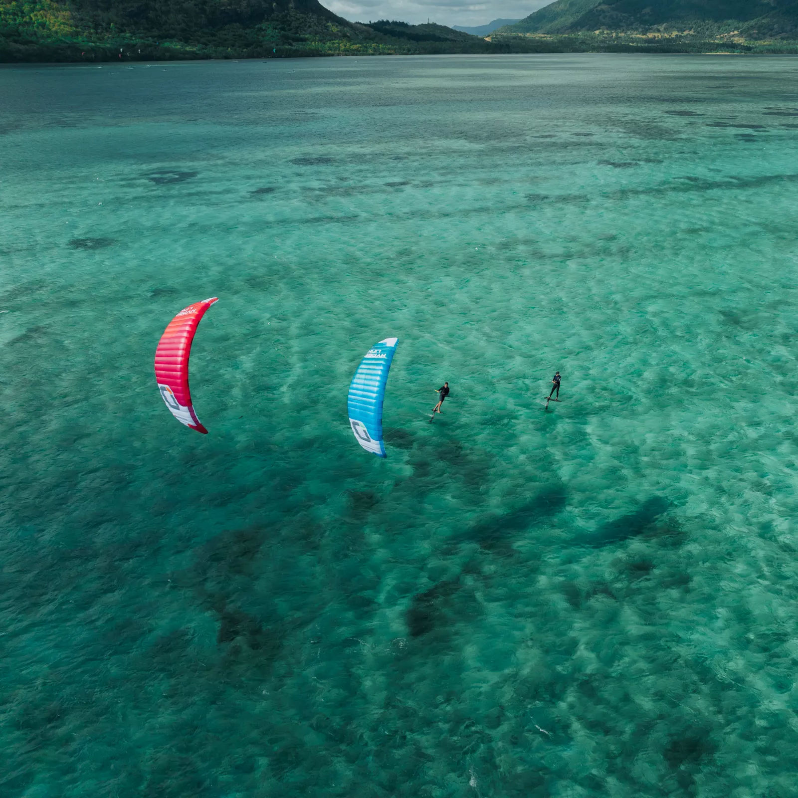PERFEKTNÍ PRO První foil kite pro středně pokročilé kitesurfery na vodě